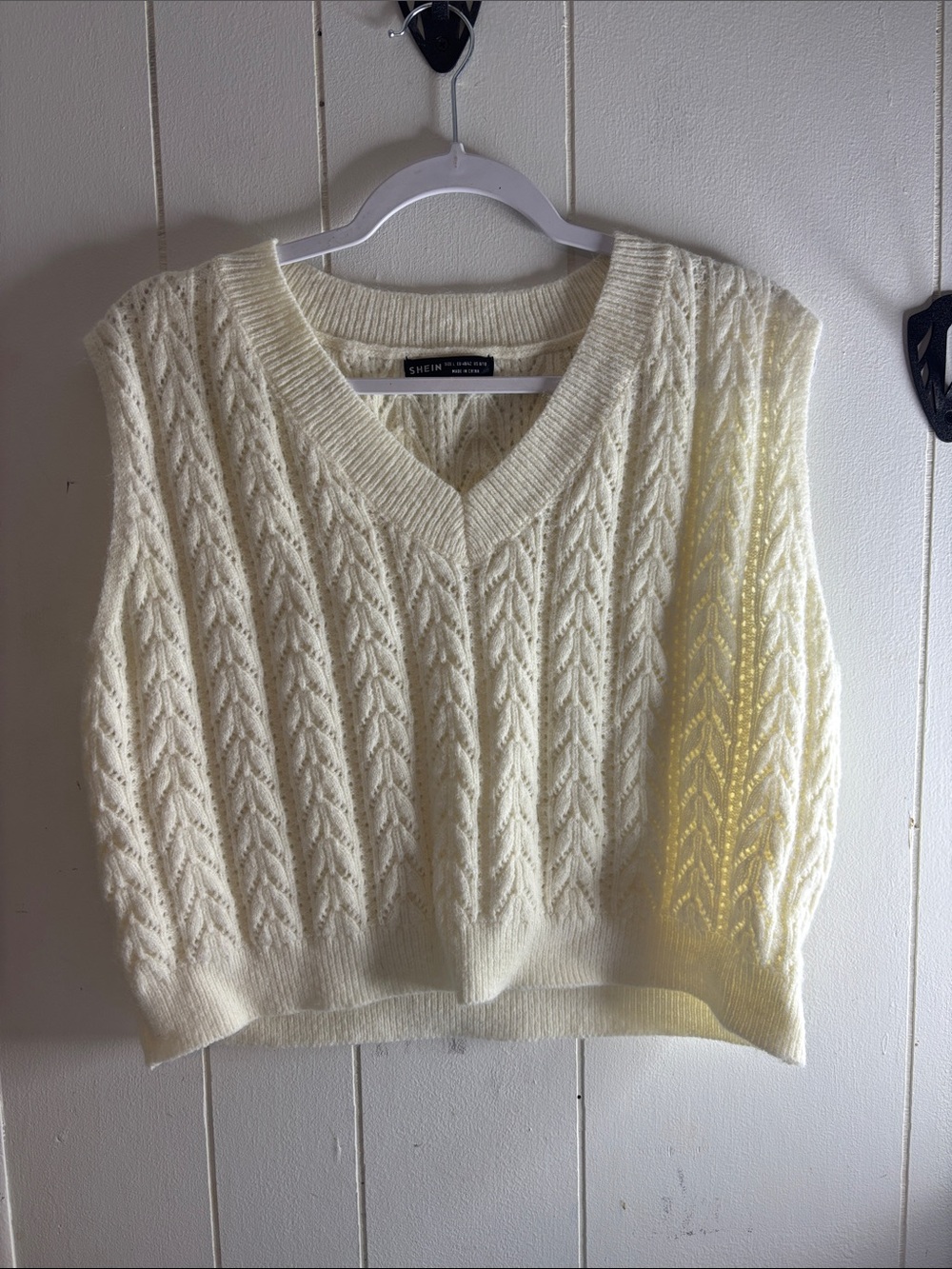527 - SHEIN White Cable Knit V-Neck Pullover Sweater